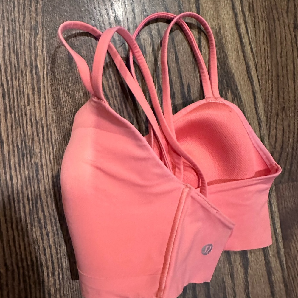Lululemon sports bra in great condition. Tag has been cut out but is a size 6.